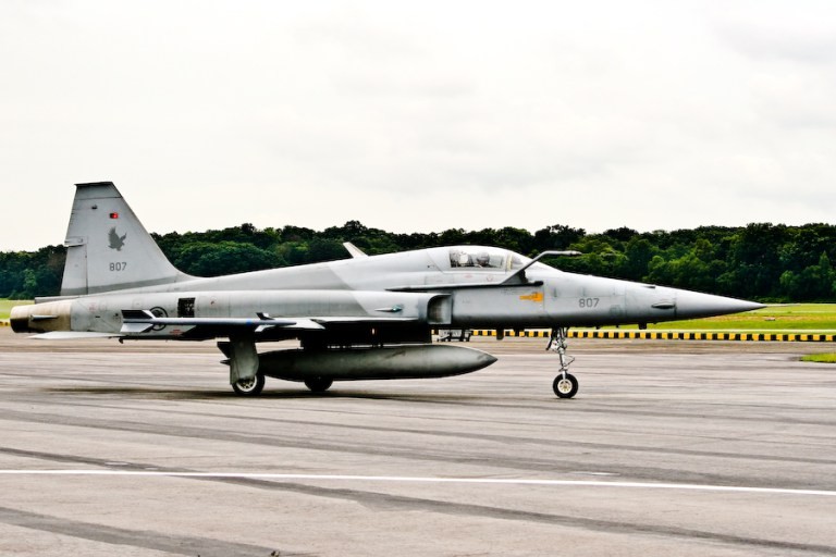 Vi sao Singapore van thich dung tiem kich F-5 du co F-16?